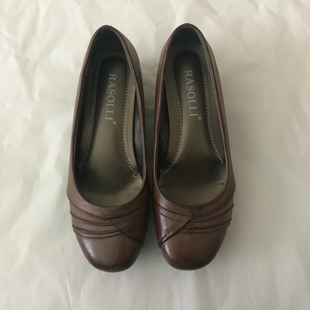Brown low wedge heel. Comfy!